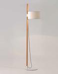 Lámpara de pie RIU con estructura de madera.