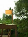 Lámpara de mesa RIU con estructura de madera.